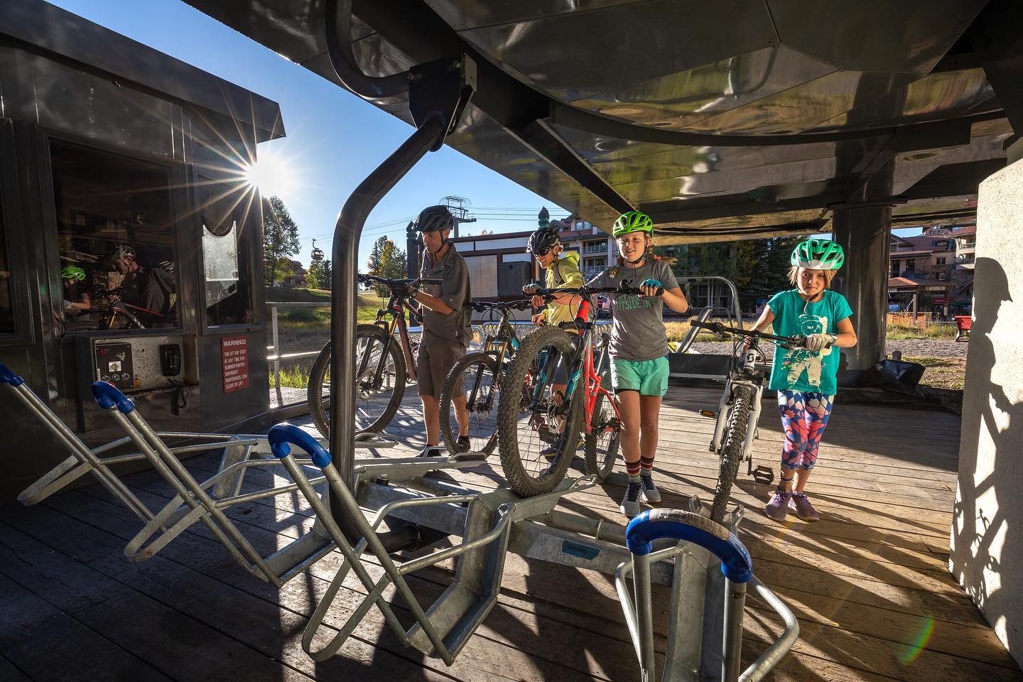 Gambar orang meletakkan sepeda mereka di lift ski di Telluride Resort di Colorado