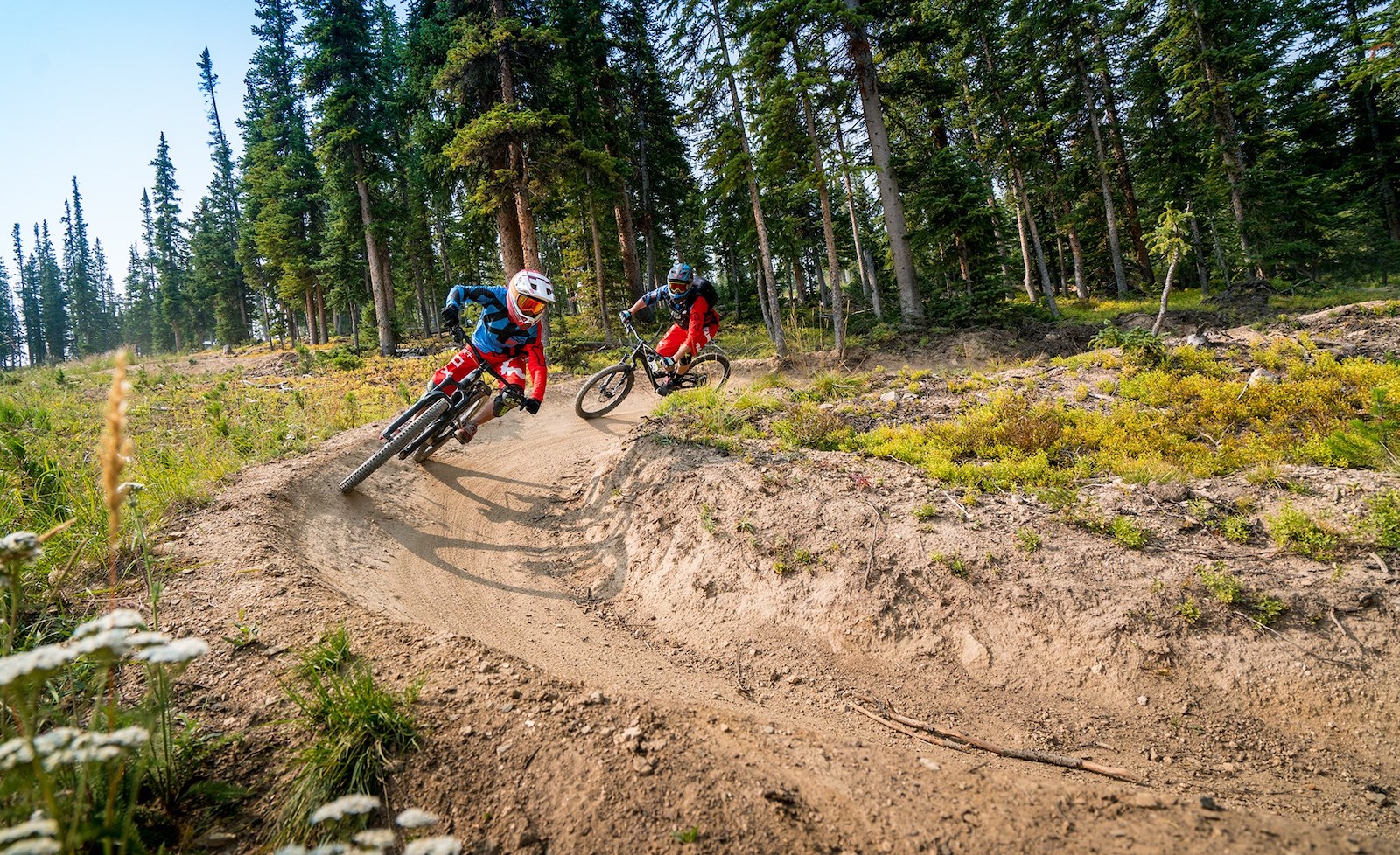 Gambar orang bersepeda gunung di Trestle Bike Park di Winter Park, Colorado