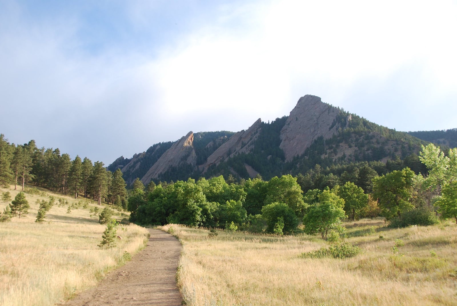 Flatirons saat matahari terbenam di Boulder, Co