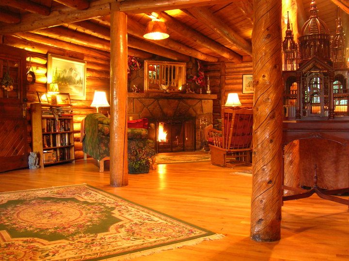 main gathering room at the allenspark lodge b&b