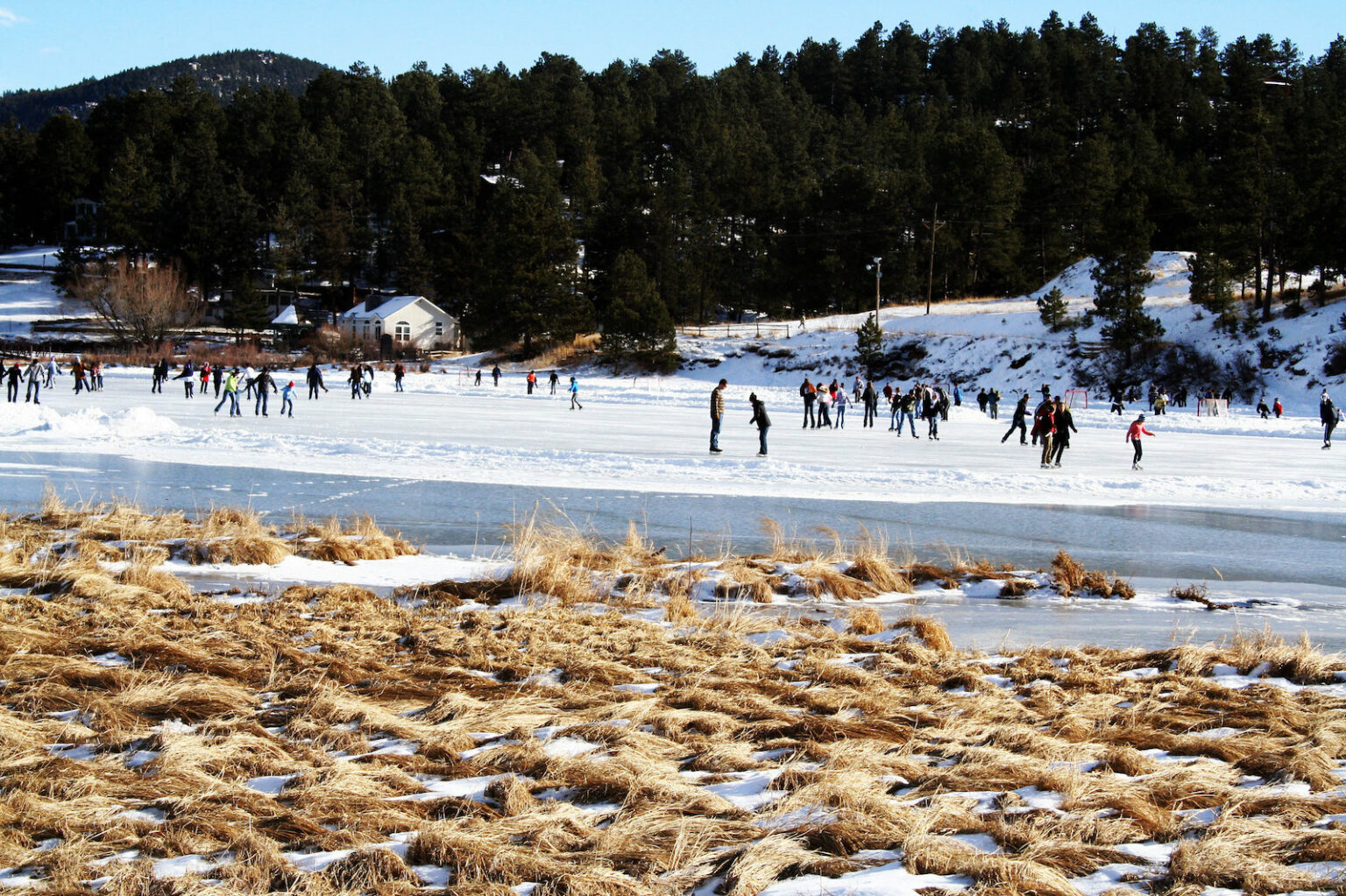 Which ice skating rinks are near what Colorado towns?