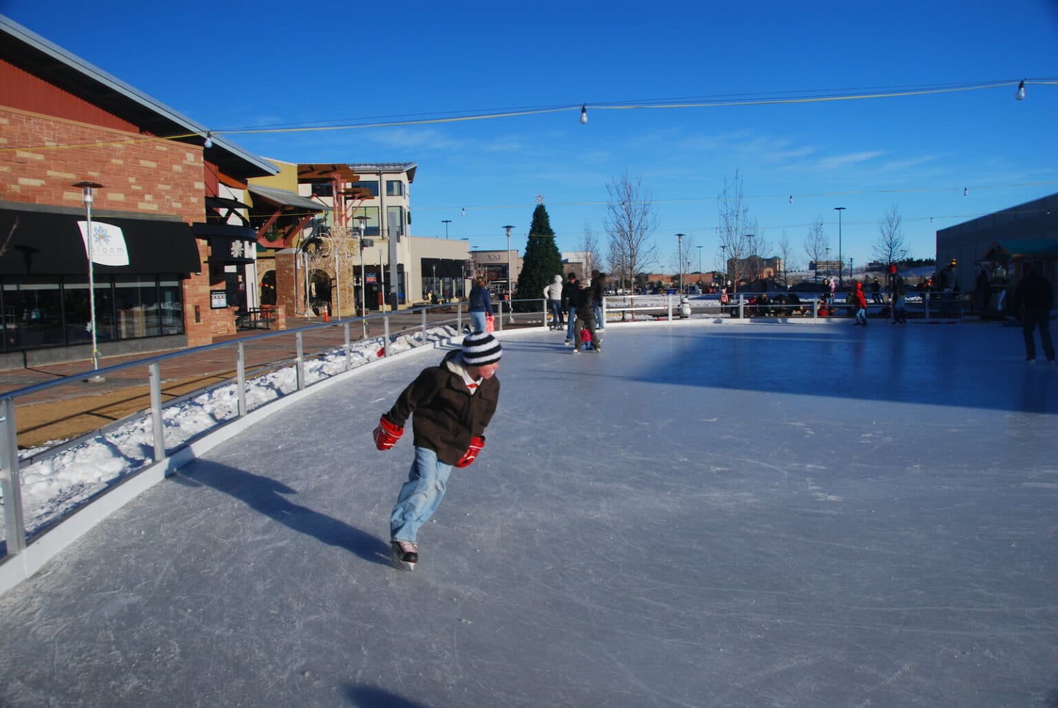 Which ice skating rinks are near what Colorado towns? Uncover Colorado