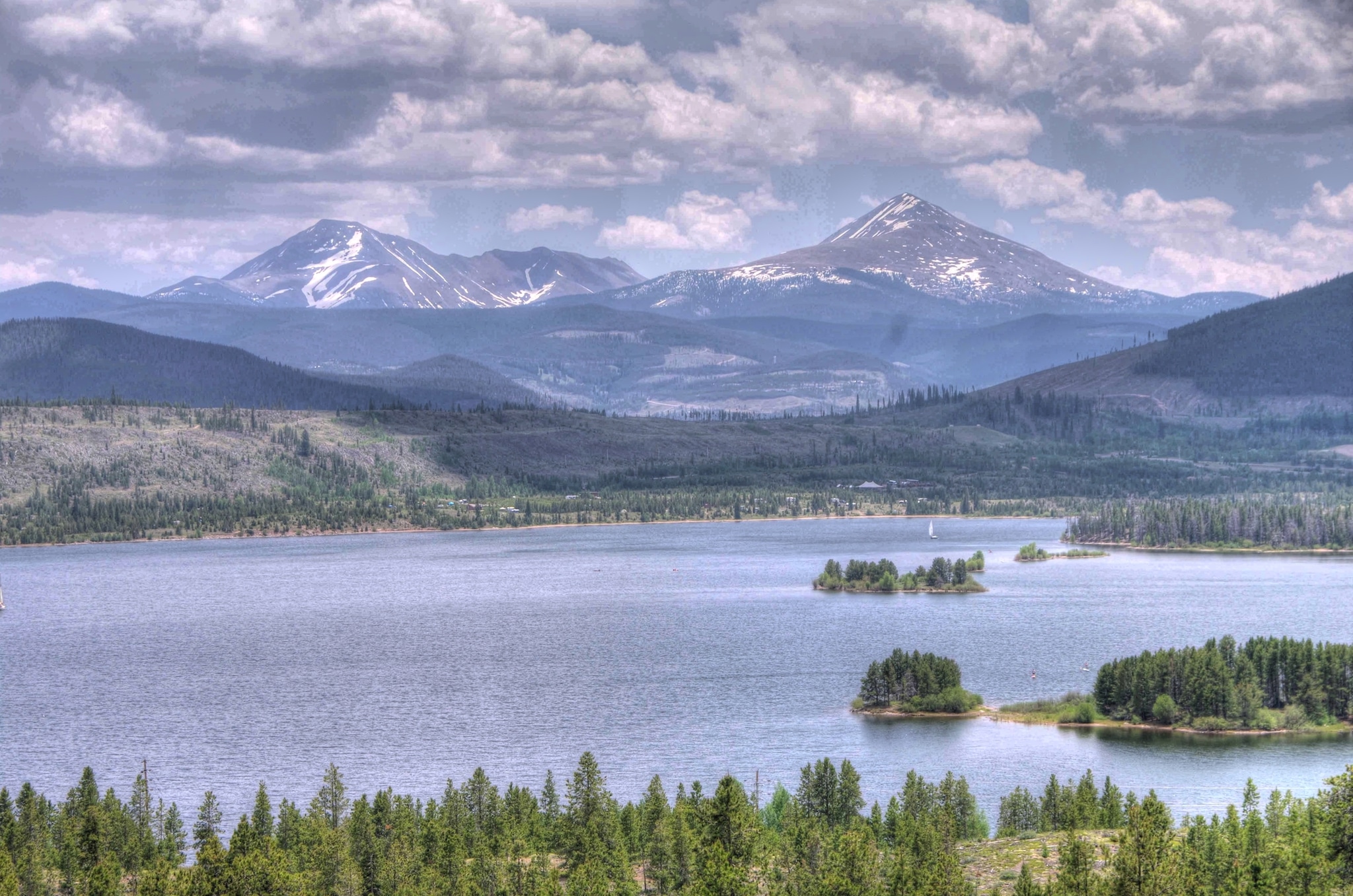 The shores of Dillon Reservoir with large mountains rising up behind it.