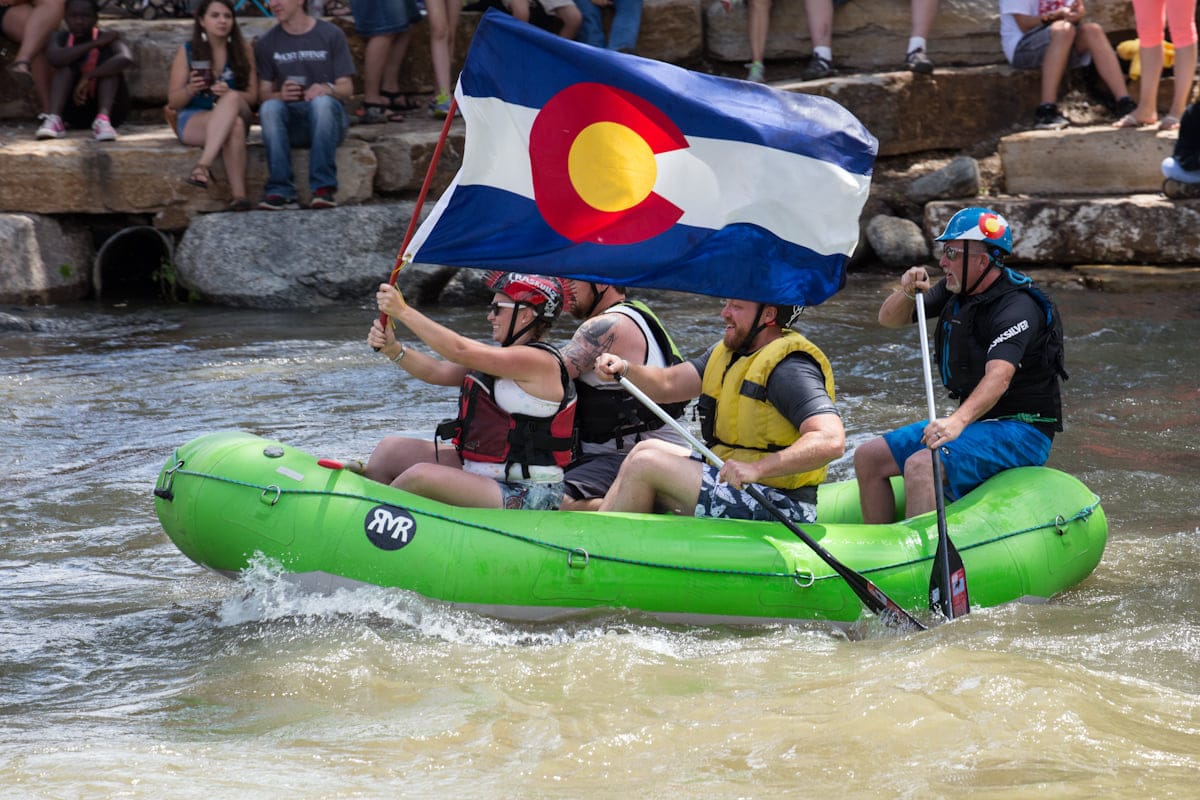 Kelompok arung jeram mengangkat bendera Colorado