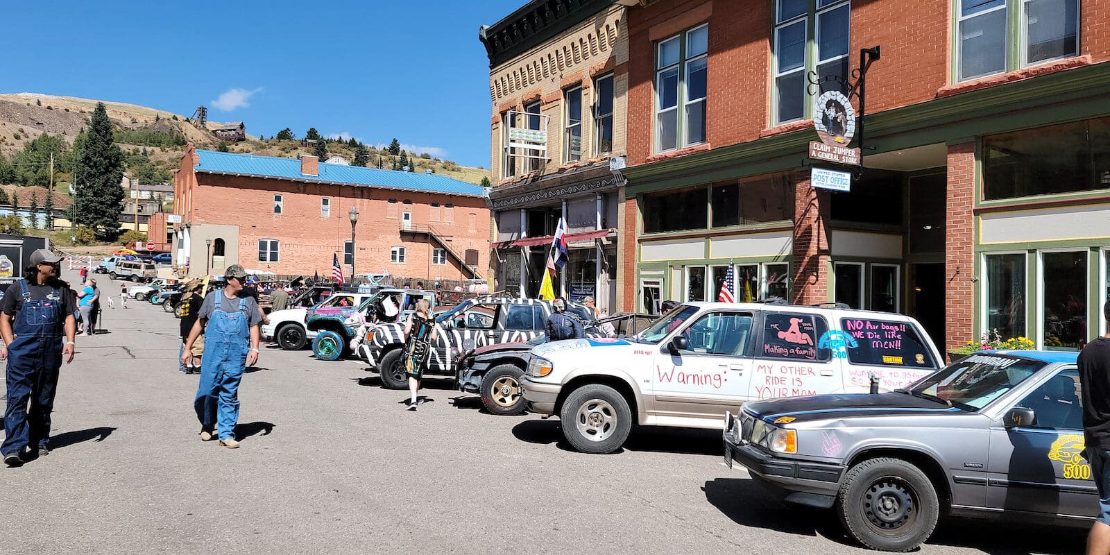 Image of cars lined up at the Rock Mountain Rambler Fun-Fest in Victor, Colorado