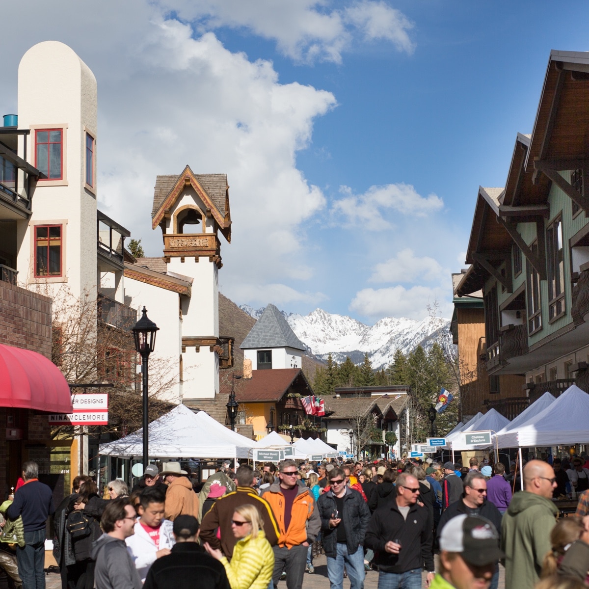 Kerumunan orang di pusat kota Vail berbaur dengan penjual anggur, kerajinan, dan makanan selama festival Taste of Vail.