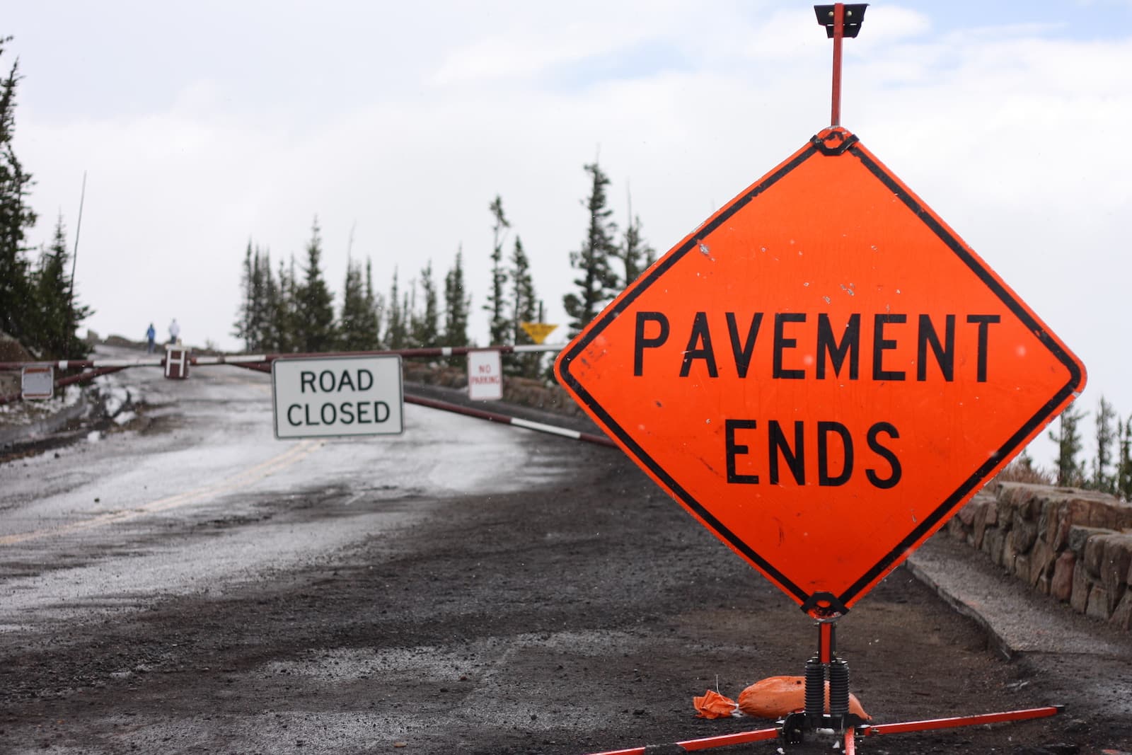 Trail Ridge Road Closed Sign Pavement Berakhir RMNP Colorado