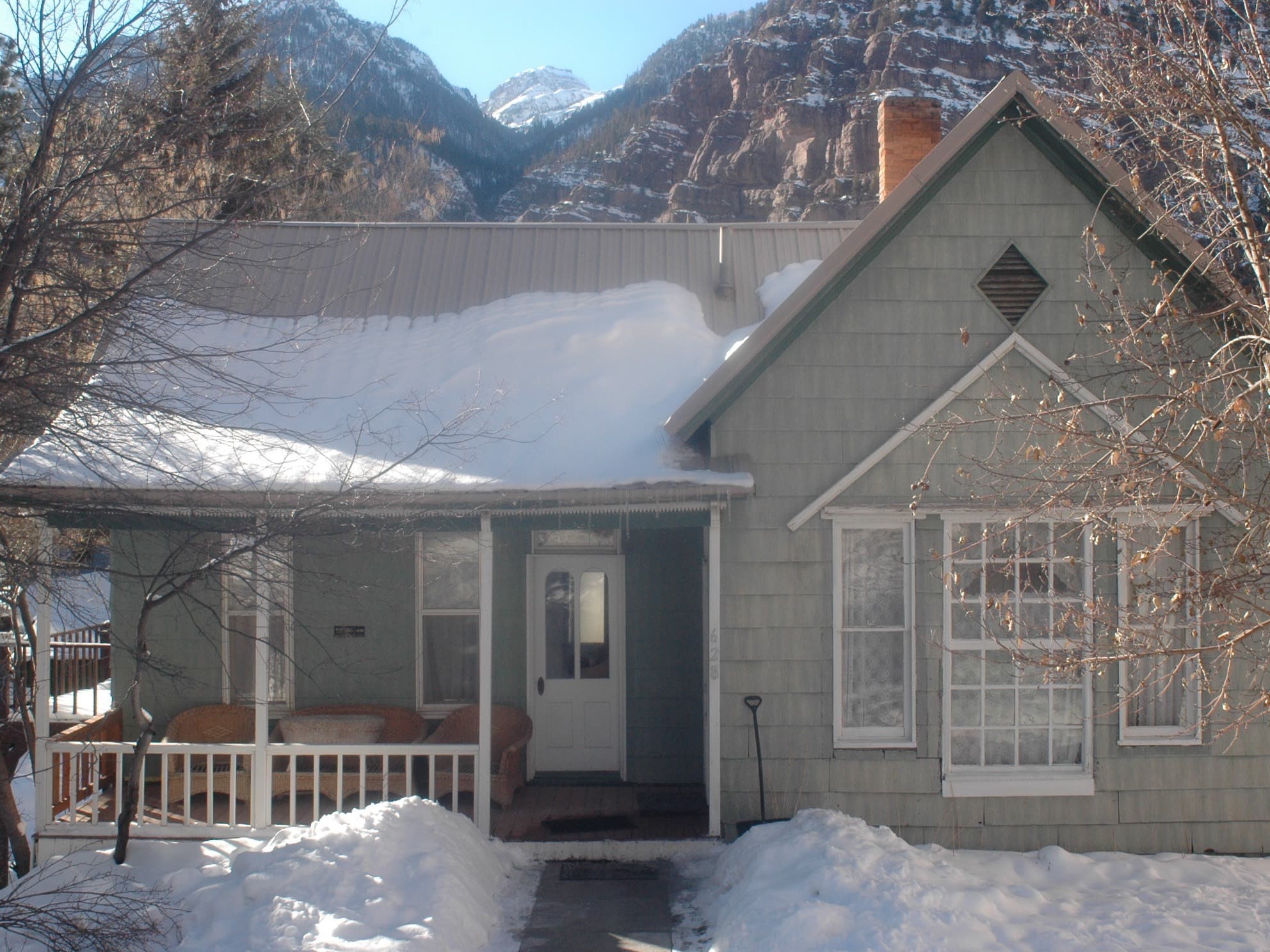 Small ranch house on a snowy day