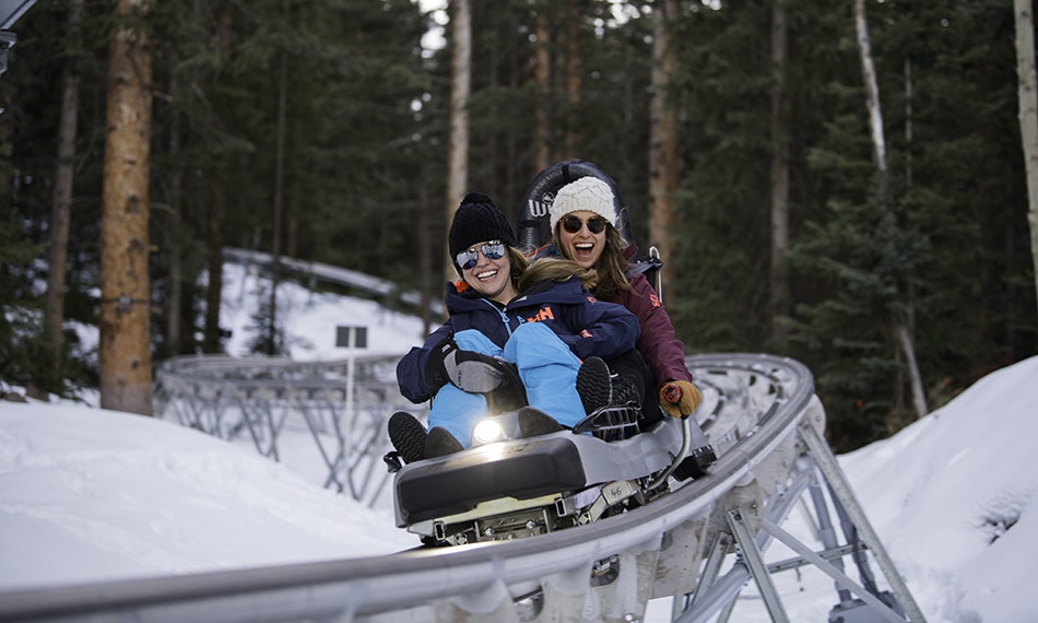 2 wanita mengendarai Breathtaker Alpine Coaster Aspen Colorado