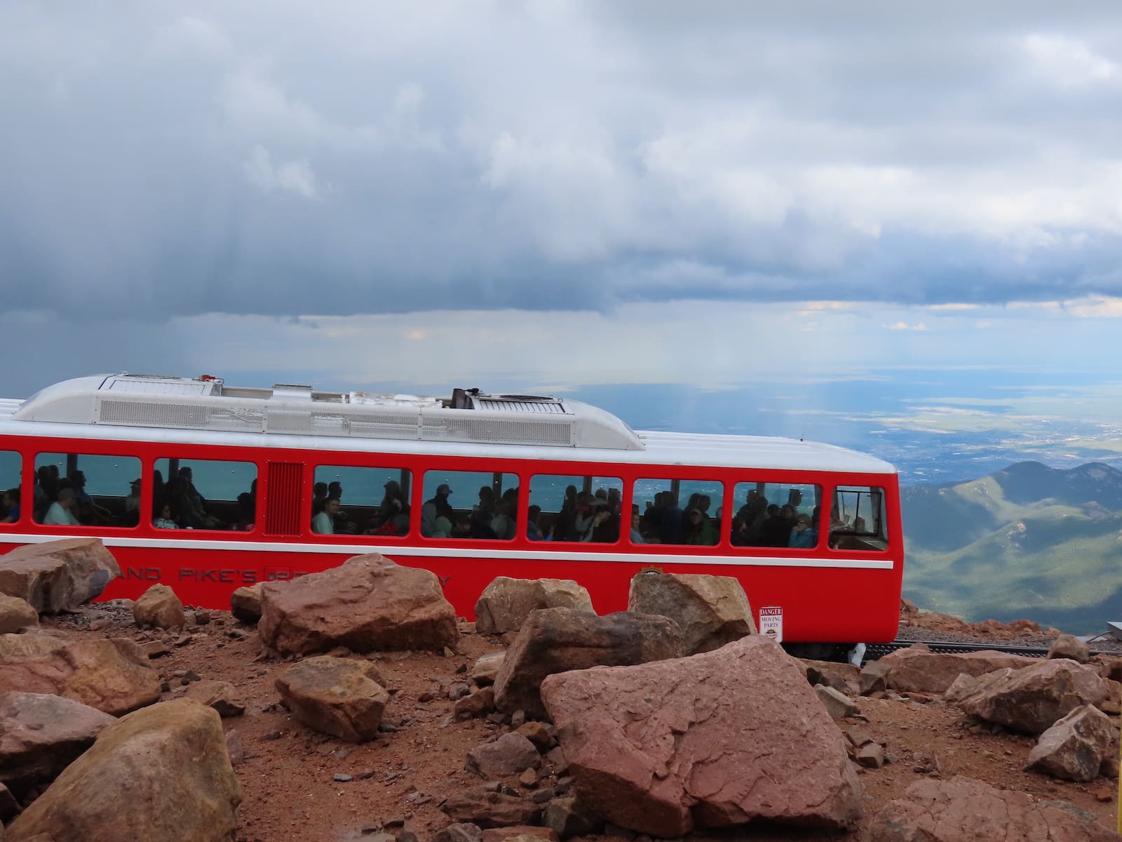 Kereta Pikes Peak Cog Railway dan pemandangan dari Pikes Peak