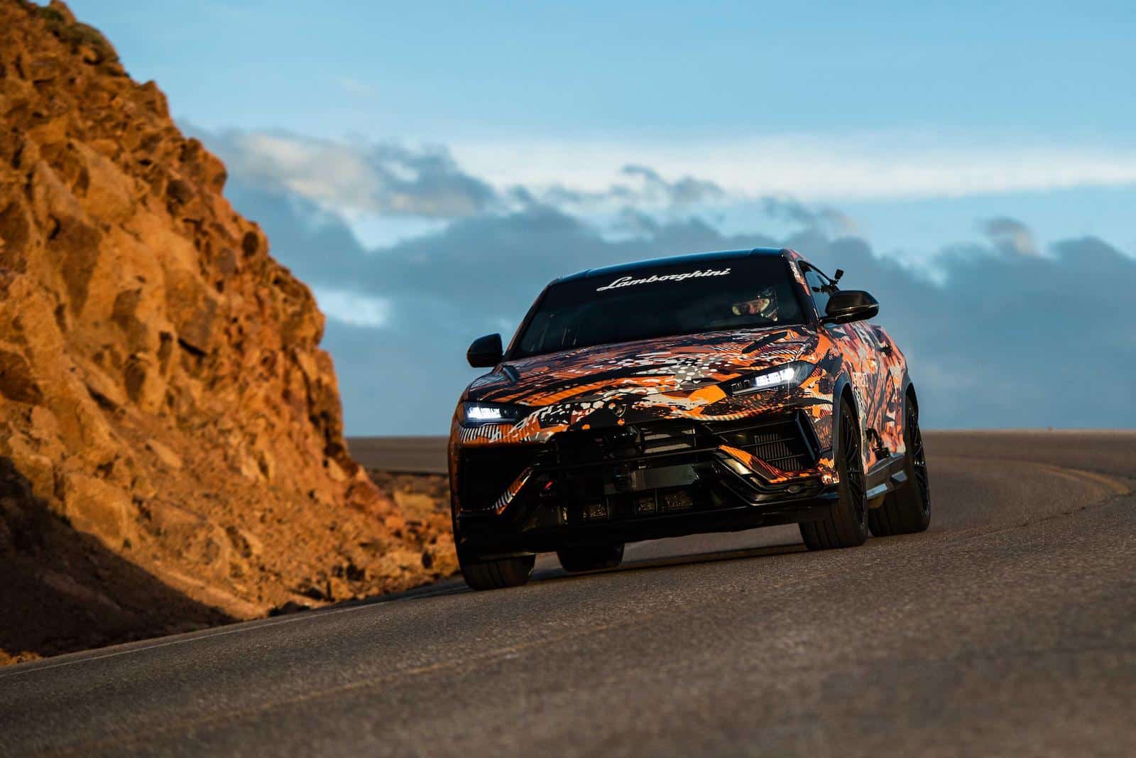 Lamborghini Urus mengambil Rekor SUV Pikes Peak di Pikes Peak International Hill Climb pada tahun 2022