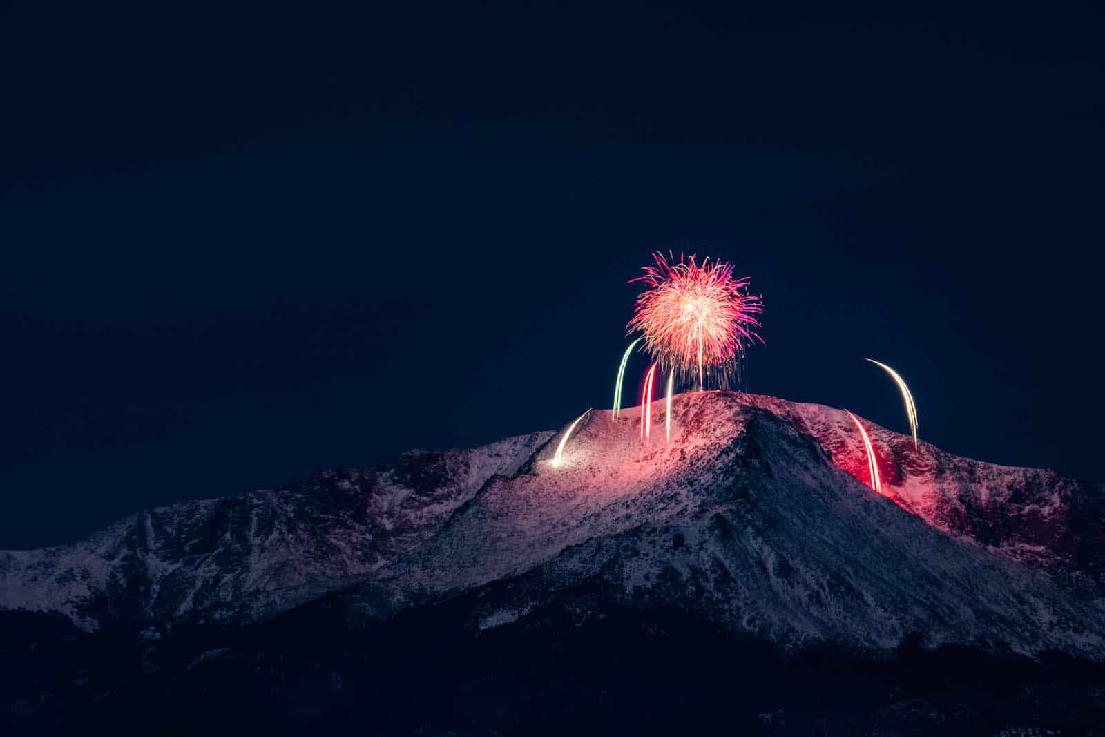 Kembang api di atas Pikes Peak di Tahun Baru Bahkan di Tengah Malam