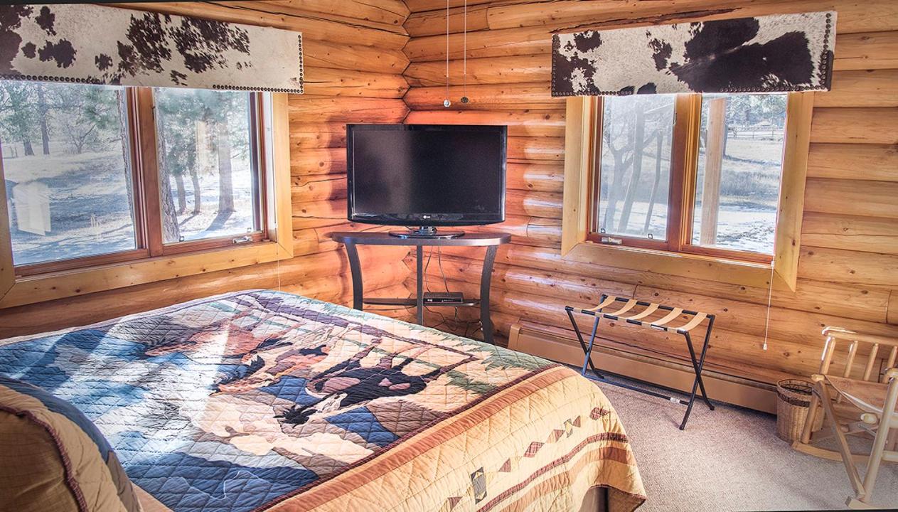 Queen bed room at the Elktrace Bed and Breakfast in Pagosa Springs, Colorado