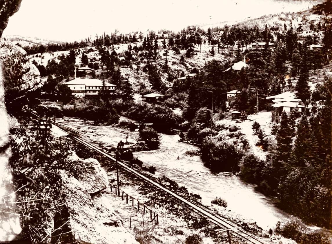Black and white photo of Glen Isle Resort