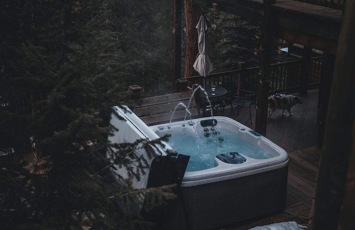 Overlooking the outdoor hot tub Juniper Mountain House