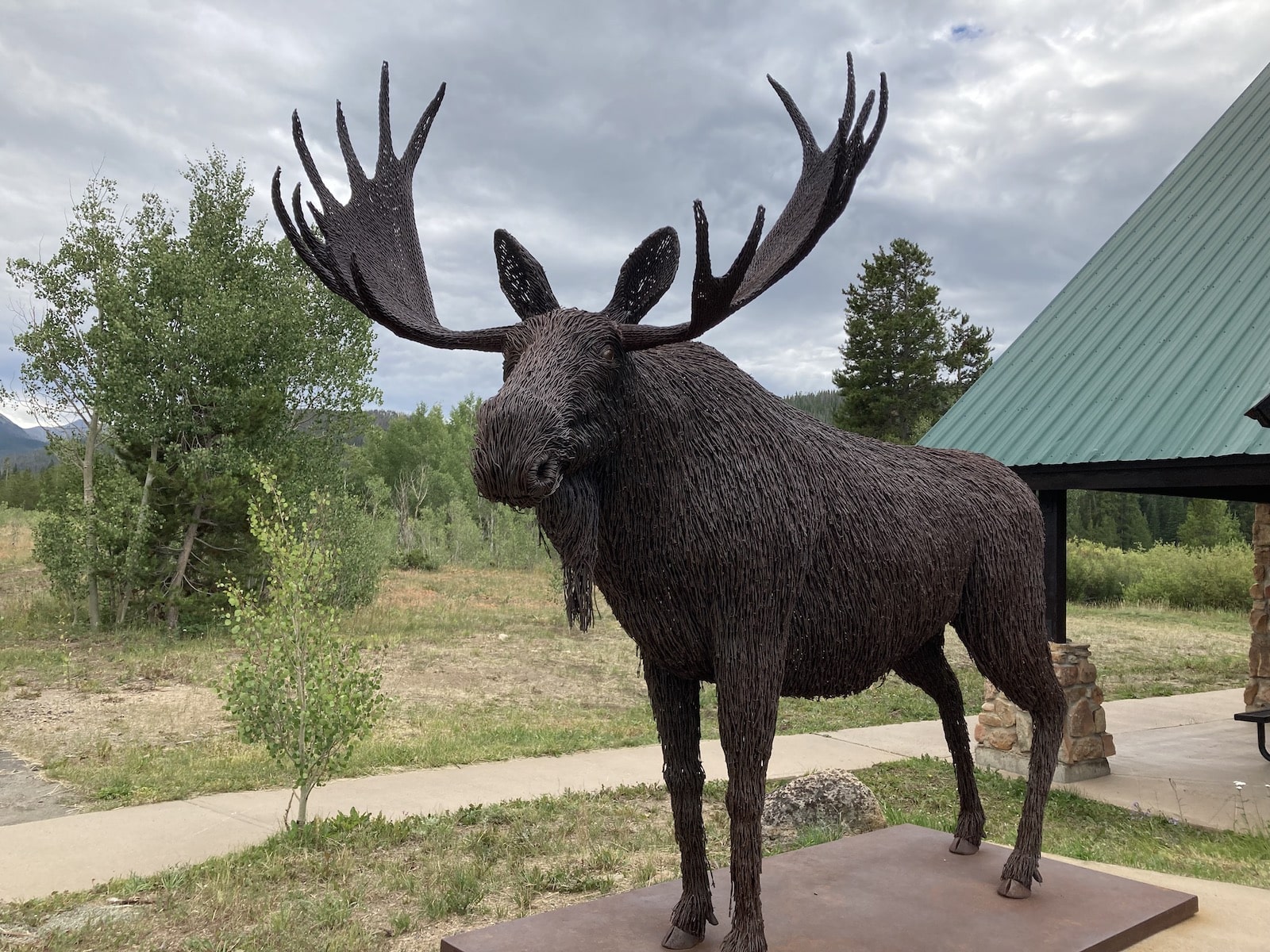 Patung rusa banteng yang terbuat dari kawat berduri yang dilas di depan Pusat Pengunjung Moose dekat Gould, Colorado