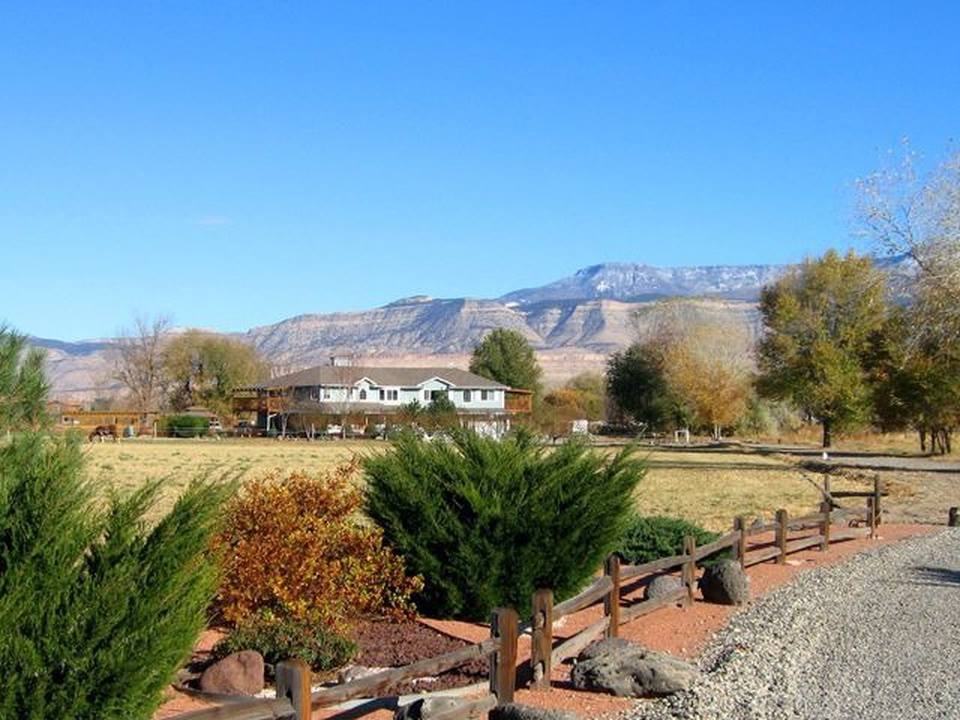 Dancing Moon Bed & Breakfast, Clifton, Colorado