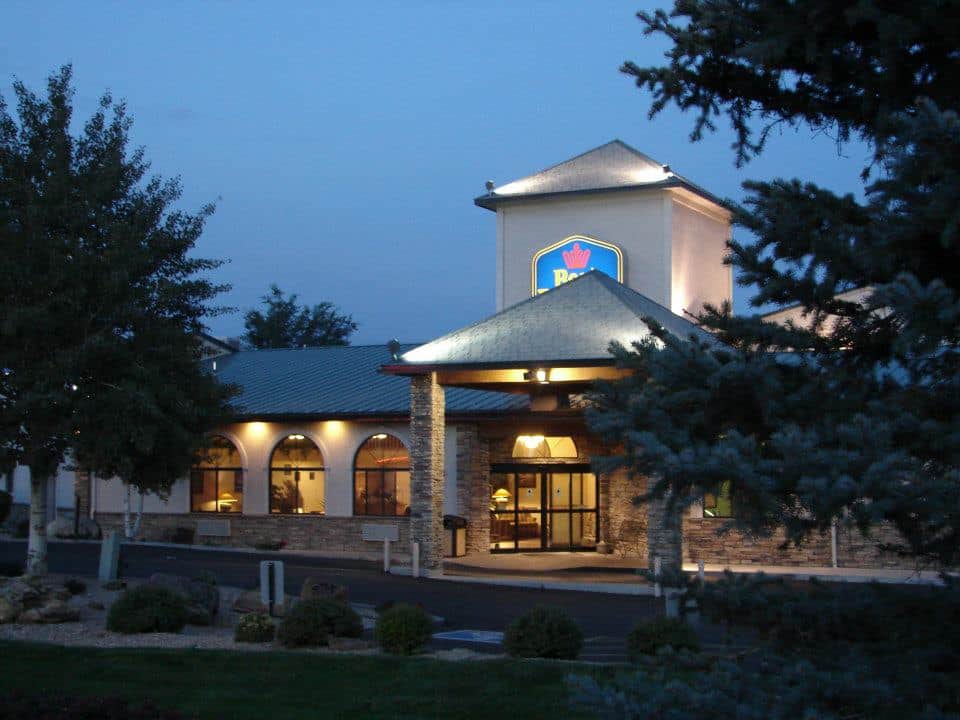 Front of the Best Western Grande River Inn & Suites in Clifton at dawn