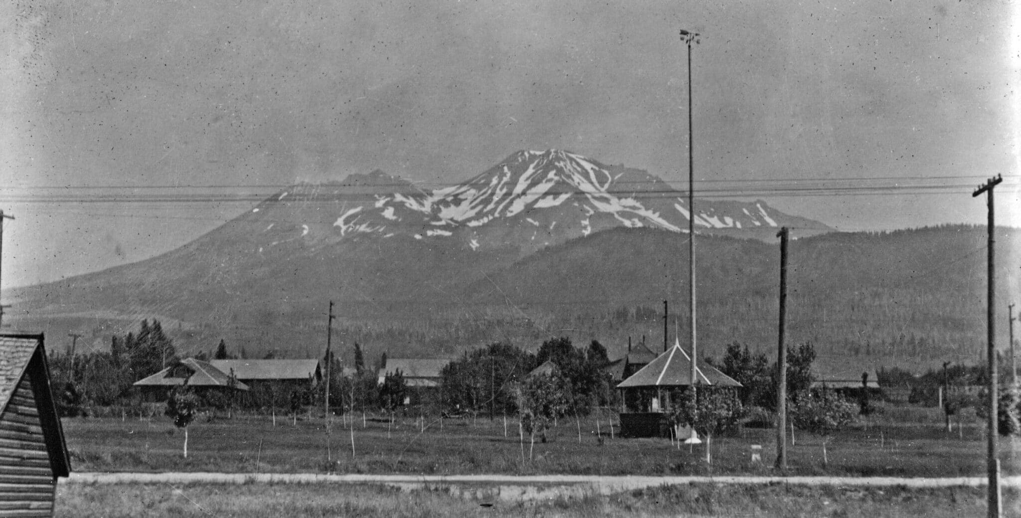 black and white photo from 1915 of Mount Crested Butte from town