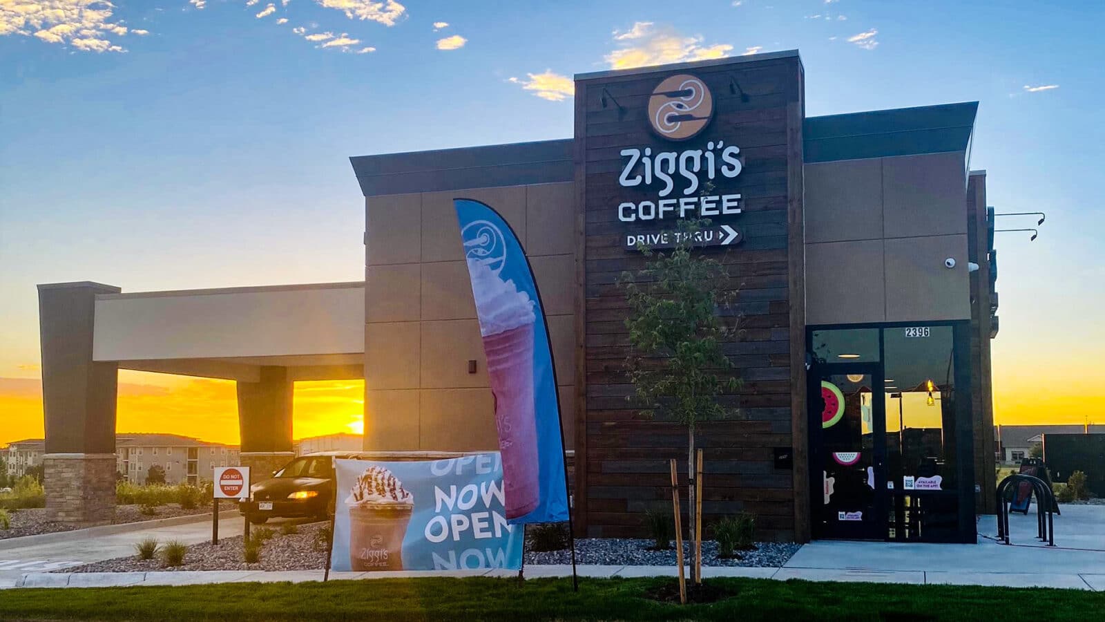 exterior of a Ziggi's Coffeeshop with drive-trhu