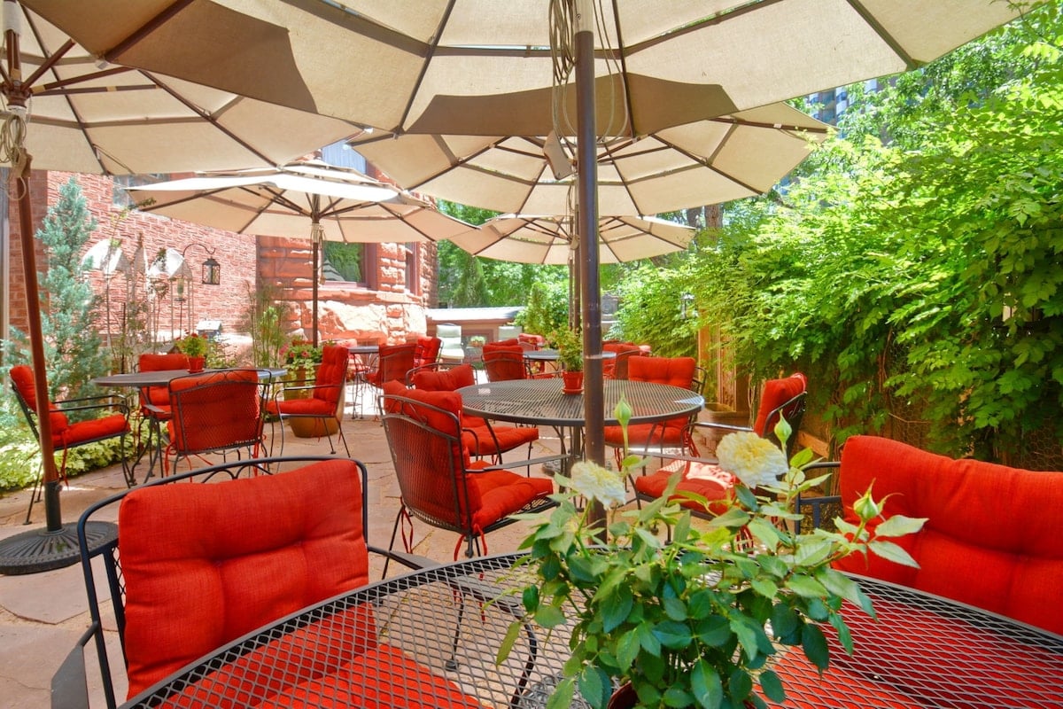 outdoor tables with umbrellas at Capitol Hill Bed and Breakfast