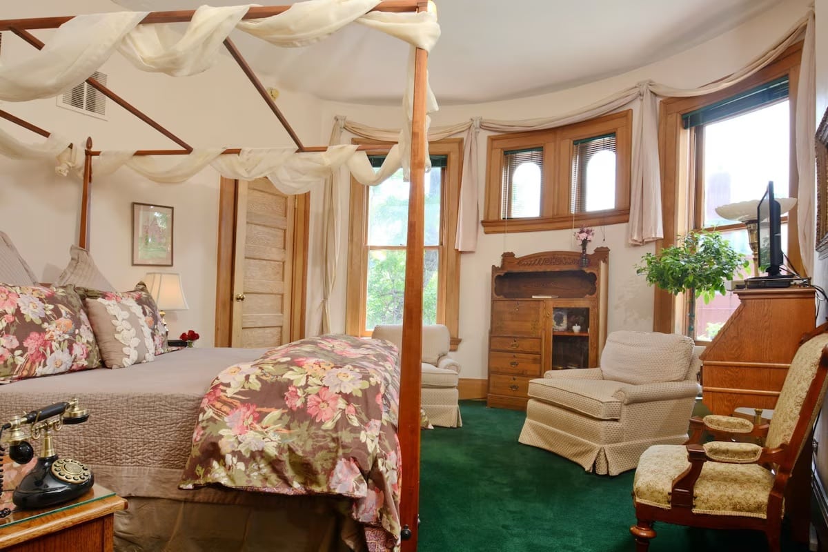 queen bed room with seating at Capitol Hill Bed and Breakfast